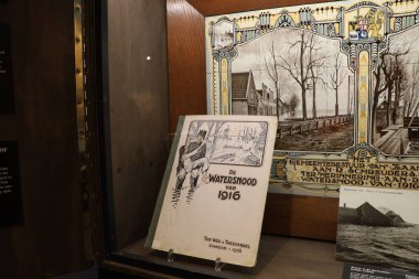 Geleneksel Hollanda mimarisi ve kanallarıyla tarihi Zaandam kasabasını tasvir eden sanat eserleri.