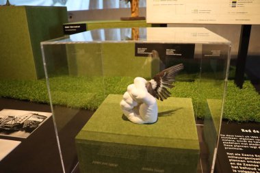 Tüylü bir yumruk tutan, gücü ve kırılganlığı sembolize eden bir yumruğun sanat heykeli..