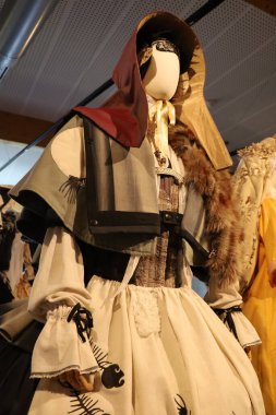 Kürk detaylarıyla geleneksel Hollanda kıyafetleri giymiş bekar bir kadın manken..