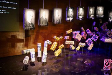 Eski fabrika müdürlerinin duvar resimleri bir şekerleme müzesinde sergileniyordu..