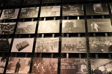 Bir müze duvarında sergilenen tarihi şekerleme fabrikası işçilerinin fotoğrafları..