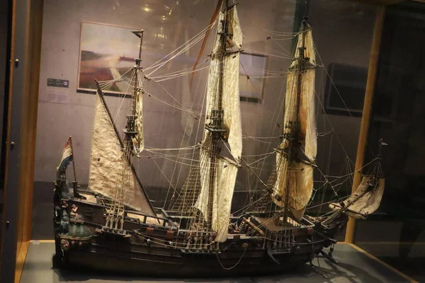 Yelkenli gemi modelleri bir müze sergisinde sergileniyor..