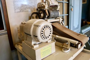 Tarihi bir Hollanda yel değirmeninin içindeki geleneksel ahşap ve metal mekanik parçaların yakın çekimi.