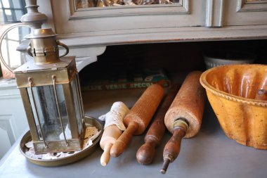 Tahta merdaneler ve hamur hamuru pişirmede kullanılan geleneksel aletler..