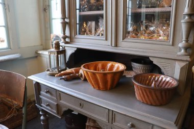 Kurabiye hazırlamak için kullanılan antika mobilya ve kâselerin olduğu eski bir şekerleme deposu..