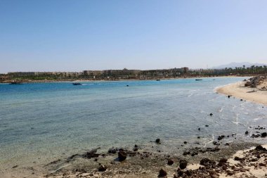 Taşlar ve kum Marsa Alam 'ın doğal kıyı şeridini oluşturur. Kızıl Deniz suyu sakin ve manzaralı bir sahil manzarası yaratır..