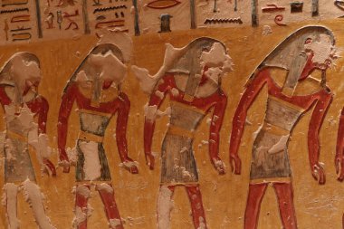 Eski Mısırlı sarı fresk insan figürlerini resmediyordu. Kırmızı kolları hafifçe öne eğilmiş ve sağa doğru yürüyordu. Sahne, geleneksel profil pozlarını ve sembolik hareketi yansıtıyor.