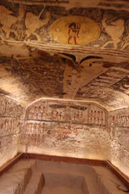 Mezarın içinde, alt duvarları kaplayan detaylı çizimler var. Sanat eserleri antik metinlerde tarif edilen ruhani yolculuğu yansıtıyor..