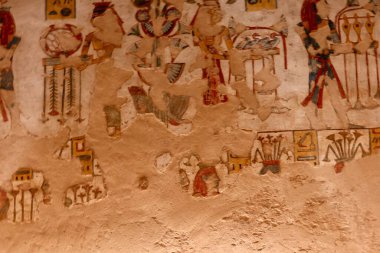 Tapınak duvarı hiyeroglifler ve Eski Mısır 'dan detaylı yardım sahneleriyle kaplıdır. Oymalar tanrıların ve firavunların hikayelerini koruyor..