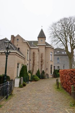 Alkmaar 'da tarihi bir ev. Girişinde bitkiler yetişiyor. Yeşillik geleneksel mimariye cazibe katıyor..