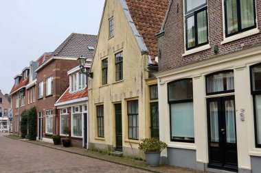 Kuzey Hollanda, Alkmaar 'da çatıları sivri renkli evler. Geleneksel Hollanda mimarisi pitoresk bir şehir sahnesi yaratıyor.