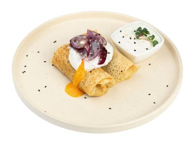 Süzme peynirli sahanda yumurta ve beyaz tabakta sebze. beyaz arkaplanda izole