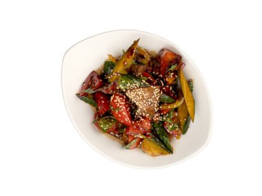 Sebzeli dil salatası. İzole stüdyo çekimi. Boşluğu kopyala.