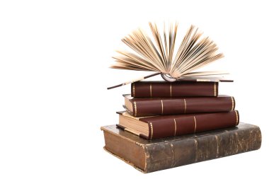 Üstünde açık bir kitap olan klasik kitaplar yığını, beyaz arka planda izole edilmiş. Klasik edebiyat ve eğitim konsepti, kütüphane, öğrenim, araştırma ve akademik projeler