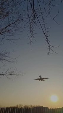 Gün batımından uçan ve iniş sırasında üstümüzden geçen uçaklar.