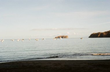 Kosta Rika 'nın canlı kıyı yaşamını, kırsal yolları ve verimli tropikal manzaraları, macerayı ve sükuneti zamansız klasik tarzda harmanlayan nostaljik bir analog film koleksiyonu.