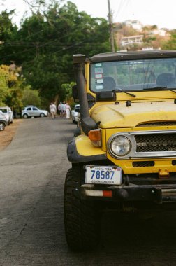 Kosta Rika 'nın canlı kıyı yaşamını, kırsal yolları ve verimli tropikal manzaraları, macerayı ve sükuneti zamansız klasik tarzda harmanlayan nostaljik bir analog film koleksiyonu.