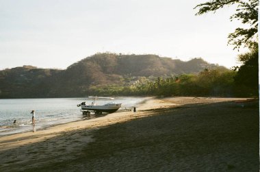 Kosta Rika 'nın canlı kıyı yaşamını, kırsal yolları ve verimli tropikal manzaraları, macerayı ve sükuneti zamansız klasik tarzda harmanlayan nostaljik bir analog film koleksiyonu.