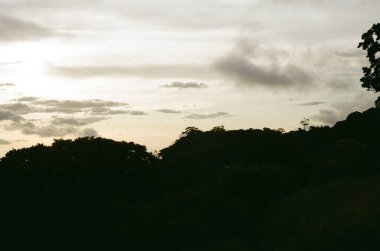 Kosta Rika kırsal güzelliğinde nostaljik bir analog film yolculuğu: gür ormanlar, kırsal evler ve sakin manzaralar, tropikal doğanın ve kırsal yaşamın ebedi cazibesini yakalıyor.