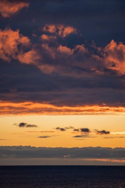 Huzurlu şafak manzarası, sakin suyun üzerinde huzurlu bir sabah, huzurlu okyanus manzarası yayılan yumuşak bir gün doğumu, sakin bir sabah ufku, dinlendirici bir eğim ve açık deniz boşluğu.