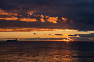 Gemi gün doğumunda, gemi gün doğarken ortaya çıkar, tekneler şafak vakti gökyüzünde görünür, deniz gemisi sabah erken saatlerde yükselir bulutlu gökyüzü ile birlikte.