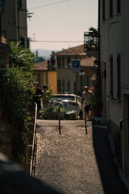 Kafkasyalı bisikletçilerin limana, bisikletlere ve yayalara doğru indiği güneşli sahil basamakları, sıcak