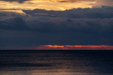 Gün Doğumu Parıltısı, Yumuşak Okyanus Sahnesi İnce Gün Doğumu ve Geniş Ufuk, Geniş Deniz manzaralı Zarif Altın Işık Altında Geniş Bulutlu Gökyüzü