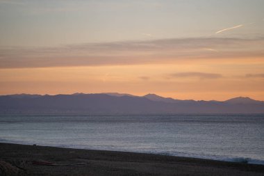 Huzurlu Gündoğumu Sahnesi, Uzak Tepeleri olan Sakin Deniz, Şafakta Sakin Suların Üzerindeki Siluetli Dağlar, Uzaktaki Dağlar ve Huzurlu Pastel Gökyüzü