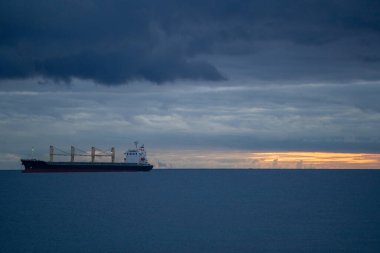Sabahın erken saatlerinde büyük kargo gemisi, Sabah Kargo Gemisi Sabah Ufkunda Adımları Gündoğumuyla aydınlatılan Gökyüzünde Yazmak İçin Belirlenmiş Uzayda Parlayan