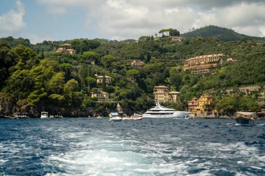 Yat ve yamaçtaki villalara giden iz köpüklü köpüklü, köpüklü yeşil yamaçlı