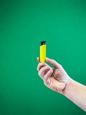 Yeşil Arkaplanda Sarı Işık Elde Tutuldu