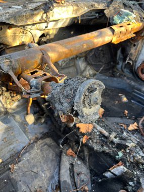 Sürücü koltuğu ve yanan arabanın ön paneli yangın hasarı gösteriyor.