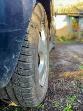 Araç tekerleği, otomotiv ve araç konsepti için ayrıntılı lastik ve kenar tasarımını gösterir