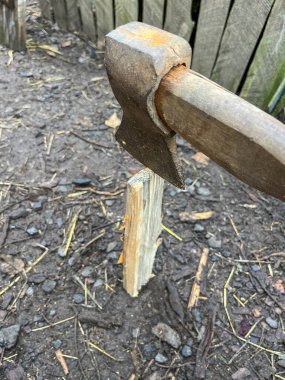 Kırsal kesimde Baltayla Odun Kesen Adam Açık Hava Sahnesi