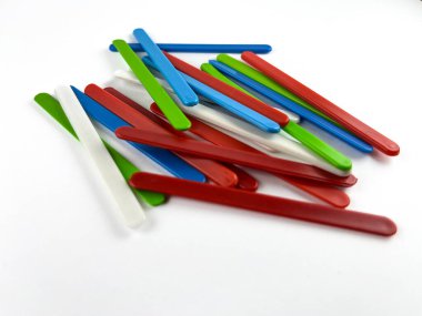 Beyaz Arkaplanda Dağınık Çoklu Renk Çubukları