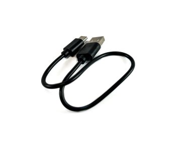 Beyaz Arkaplanda Android Akıllı Telefonu için Siyah USB Yükleme Kablosu