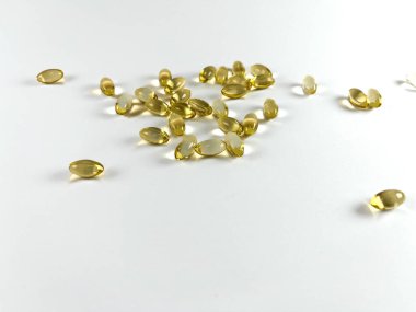 Beyaz Arkaplanda Dağılmış Sarı Haplar