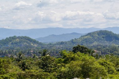 Dağlarla ve mavi gökyüzüyle manzara