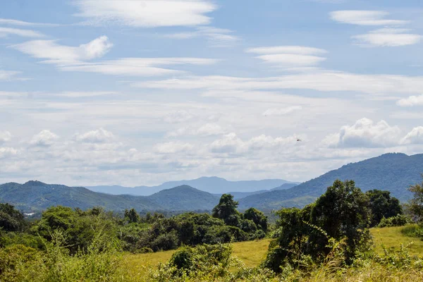Dağlarla ve mavi gökyüzüyle manzara