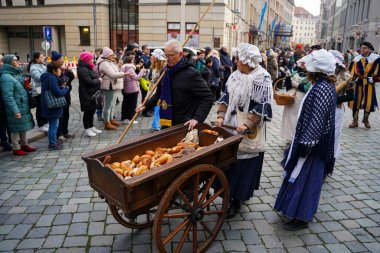 Christmas Stollen festivali 7 Aralık 2024 'te Almanya' nın Dresden kentinde kalabalıkları topladı. Geleneksel Alman Noel tatlı ekmeği. Ünlü olay, seyahat yerleri                               