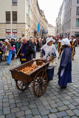 Christmas Stollen festivali 7 Aralık 2024 'te Almanya' nın Dresden kentinde kalabalıkları topladı. Geleneksel Alman Noel tatlı ekmeği. Ünlü olay, seyahat yerleri                               