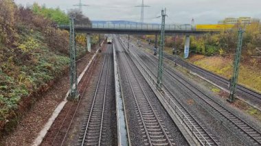 Bölgesel S-Bahn treni Waiblingen (Stuttgart bölgesi), Almanya 'da 15 Kasım 2025' te demiryolu hattına gider. Alman demiryolu taşımacılığı, gecikmeli Deutsche Bahn sorunları, güvenilirliğin azaltılması, bağlantıların kesilmesi. Taşıma verimliliği, hareketlilik