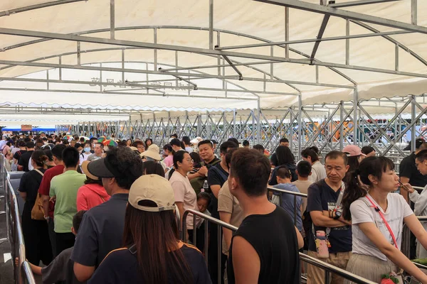 26 Ağustos 2024 'te Çin' in Harbin kentindeki Amur kaplanlarıyla birlikte safari parkına girmek için bekleyen büyük bir turist kuyruğu. Fotoğrafta ziyaretçi etkinliği, vahşi yaşam turizmi ve kalabalık ortamlarının popüler bir ilgi odağı olduğu görülüyor..