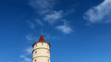 Waiblingen 'deki (Stuttgart tarafından) tarihi su kulesinin düşük açılı görüntüsü (5 Ocak 2026). Tarihle ve kent mirasıyla ilgilenen ziyaretçiler için kendine özgü mimari kuleler ve yerel simgeler, seyahat beldeleri.