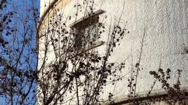 Tarihsel su kulesi Waiblingen 'de (Stuttgart tarafından) parlak güneş ışığında gösterilmiştir - 5 Ocak 2026. Tarihle ve kent mirasıyla ilgilenen ziyaretçiler için kendine özgü mimari kuleler ve yerel simgeler, seyahat beldeleri.