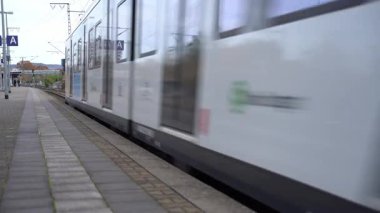 Alman S-Bahn treni 26 Ekim 2025 'te Waiblingen, Almanya' ya geliyor. Yerel toplu taşıma sistemi. Deutsche Bahn seyahat yolları
