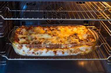 Ev yapımı lazanya fırında makarna, et sosu ve peynir katmanları ile fırında pişiyor. Eriyor ve altın bir finişe kadar pişiriliyor..