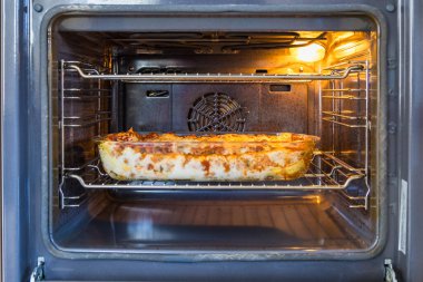 Ev yapımı lazanya fırında makarna, et sosu ve peynir katmanları ile fırında pişiyor. Eriyor ve altın bir finişe kadar pişiriliyor..