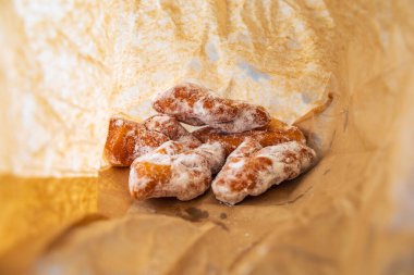 Kahverengi el sanatları kağıdına sarılı taze ev yapımı Fransız usulü çörekler kahvaltı ya da tatlı ikram etmek için rustik zanaatkar fırını sunumu yapıyor.