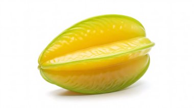 Sarı ve yeşil derili, yıldız meyvesi olarak da bilinen bir tropikal karambola. Egzotik meyve stüdyo çekimlerinde beyaz bir arka plana karşıdır..